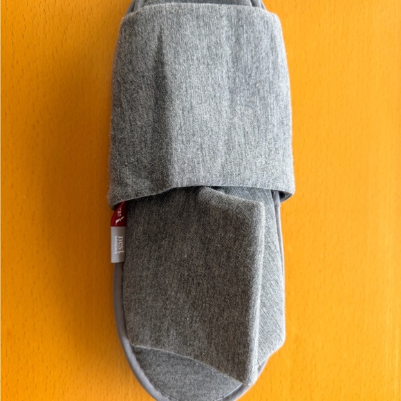 American Airlines business class men’s pajamas NEW L/XL with slippers and kit - Picture 4 of 5